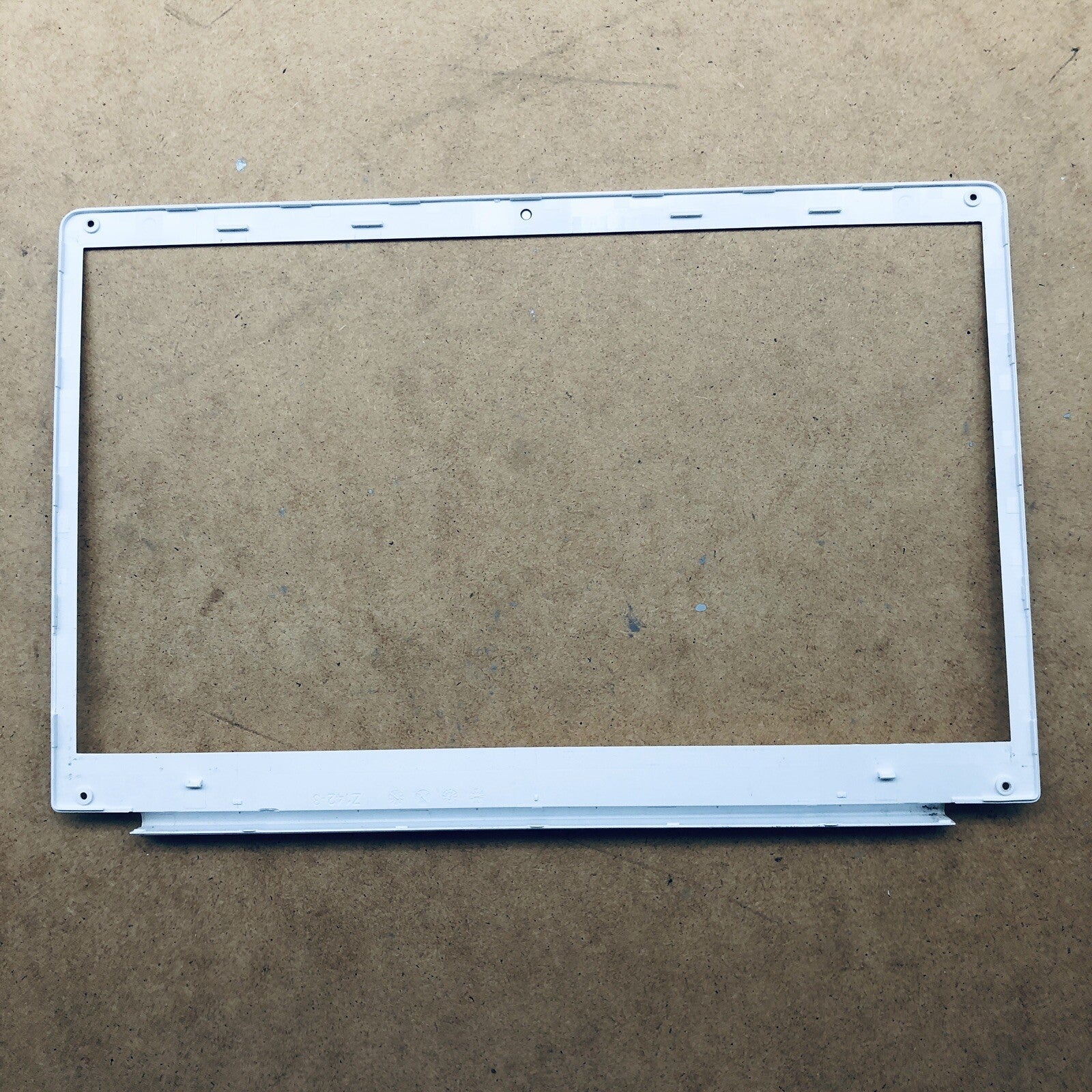 Contour écran  - Thomson N14c4wh64
