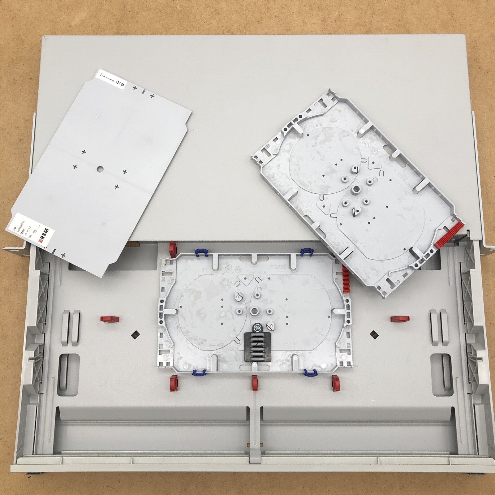 Boite d'épissure avec panneau de brassage 24 ports - R&M