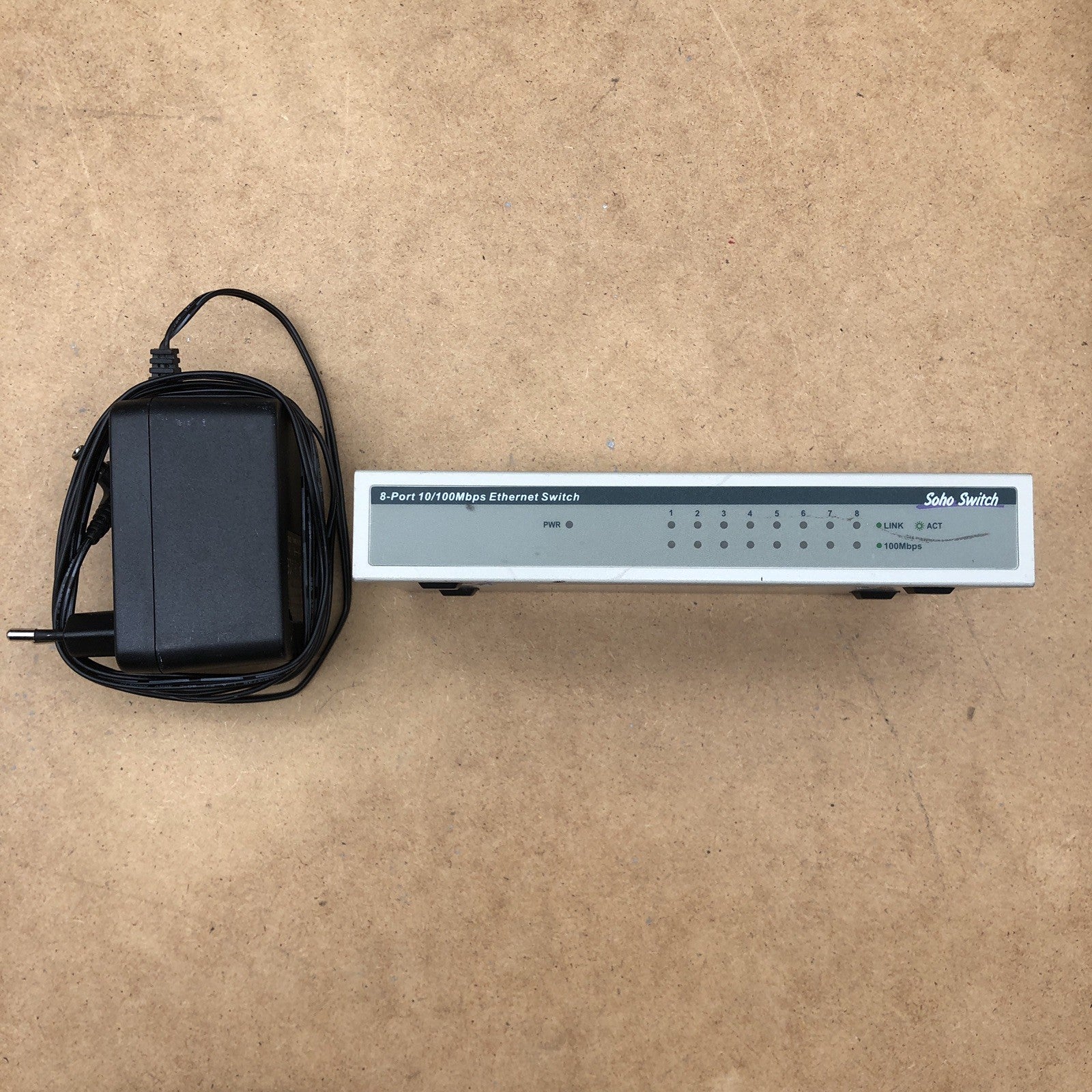 Switch 8 ports 10/100 Mbps - CT2208D4 - reconditionné par le vendeur