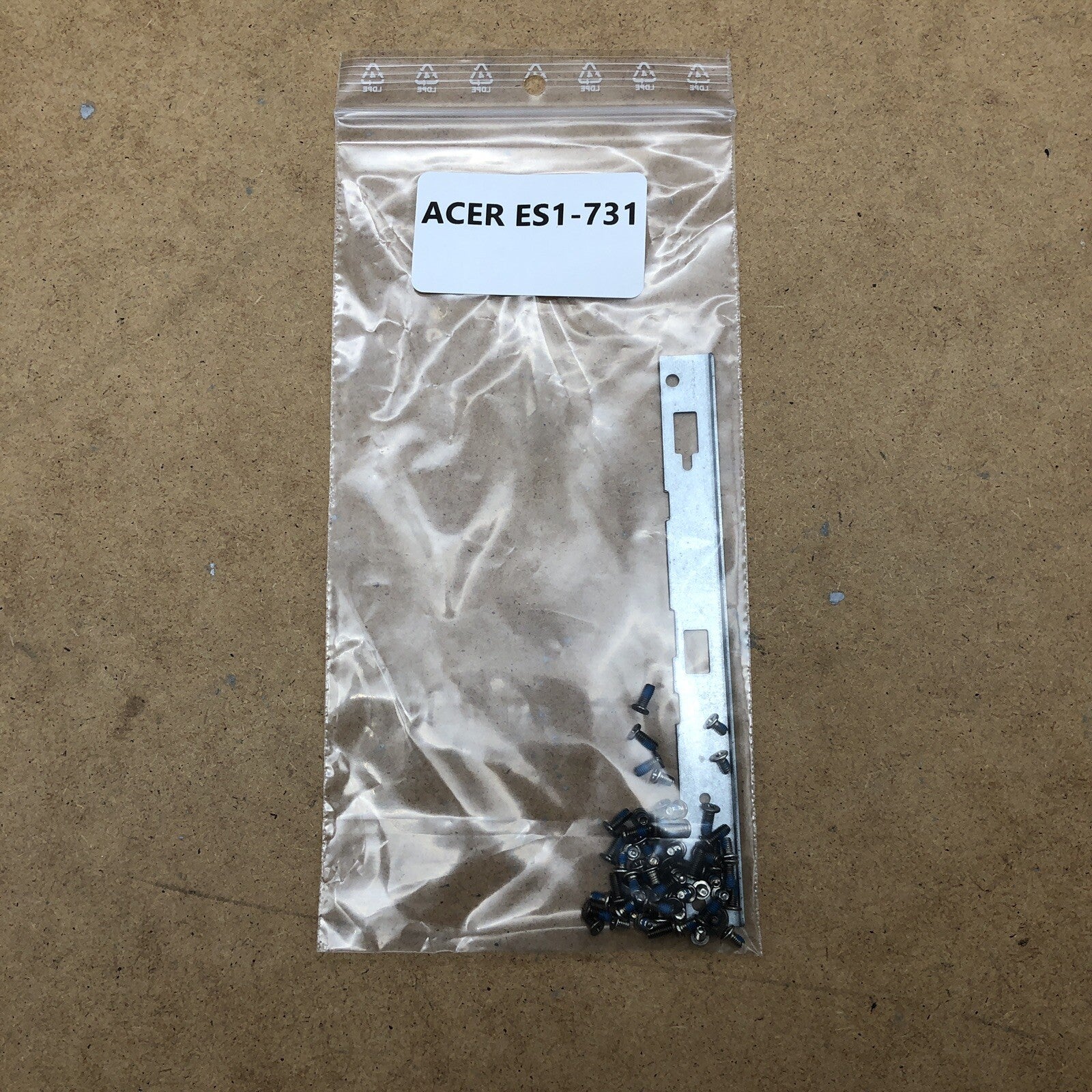 Visserie - Acer ES1-731