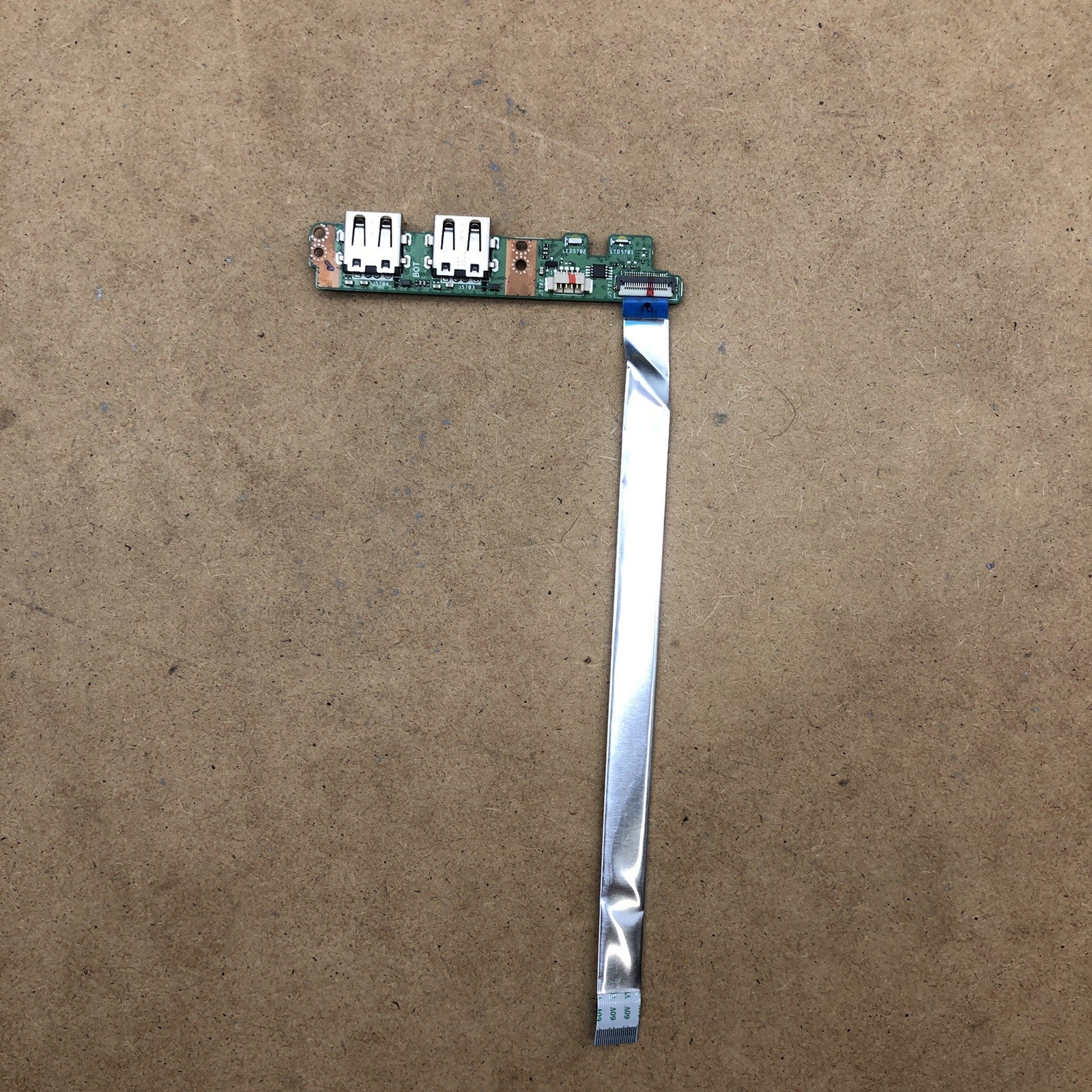 Connecteur USB - Asus D712D