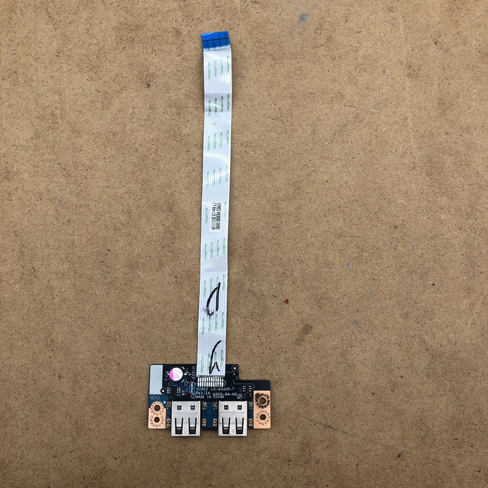 Connecteur USB - Acer Aspire E1-532