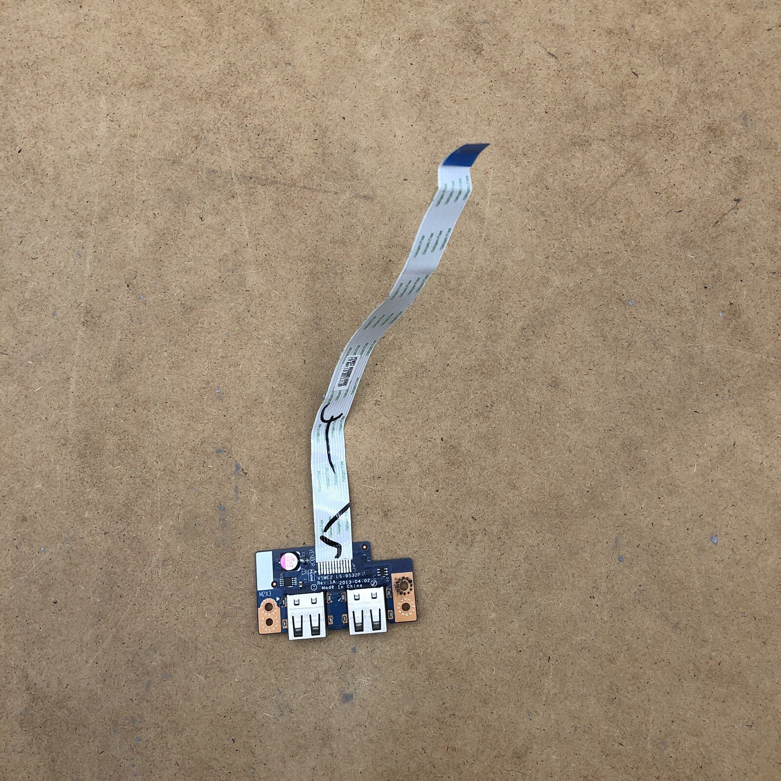 Connecteur USB - Acer Aspire E1-570